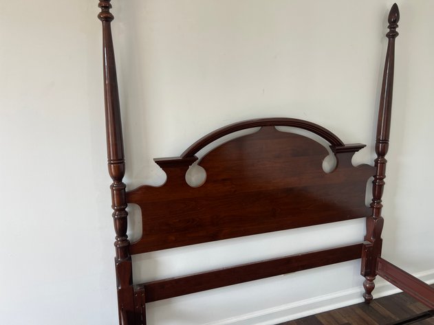 Image for Queen Size Traditional Four-Poster Bed with Turned Posts & Arched Headboard