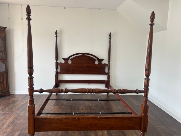 Image for Queen Size Traditional Four-Poster Bed with Turned Posts & Arched Headboard