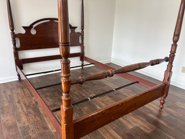 Image for Queen Size Traditional Four-Poster Bed with Turned Posts & Arched Headboard