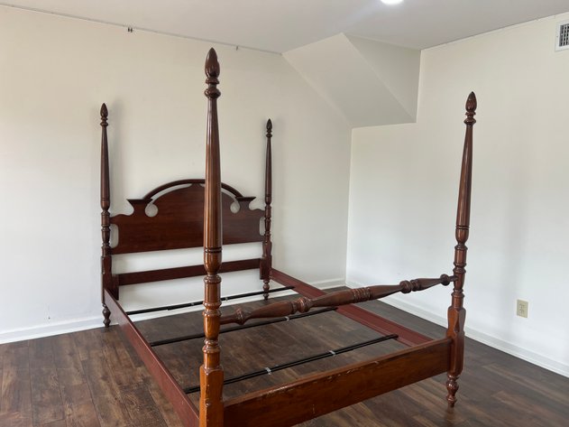 Image for Queen Size Traditional Four-Poster Bed with Turned Posts & Arched Headboard