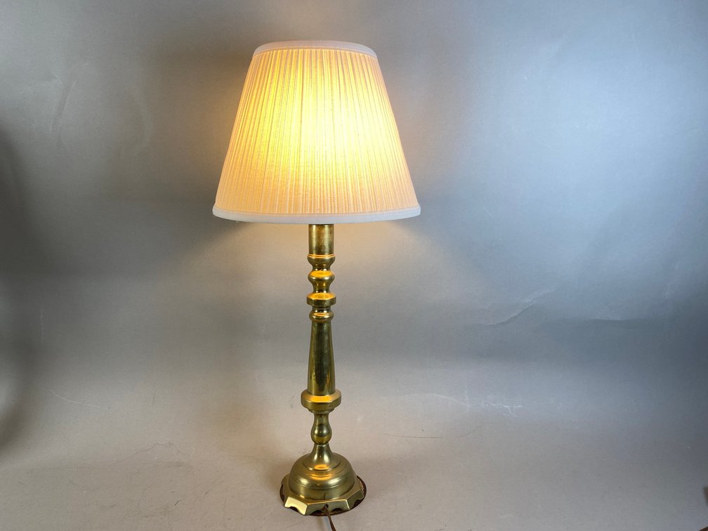 (1) Colonial Revival Candlestick Style Multi Baluster Column Table Lamp