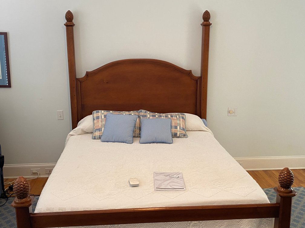 Hand Crafted Four Poster Queen Bed With Pine Cone Motif Antique Pine Finish, Includes Like New Temperpedic Mattress with Adjustable Base