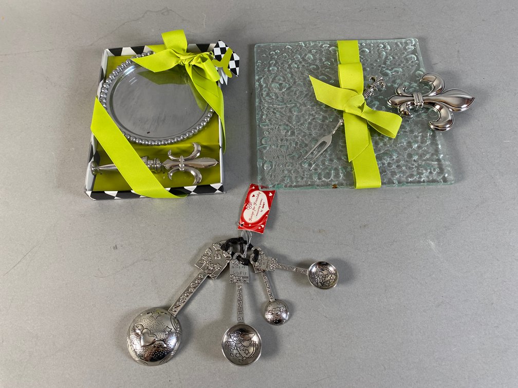 (2) Unopened Mud Pie Serving Dishes And (1) Ganz Measuring Spoon Set
