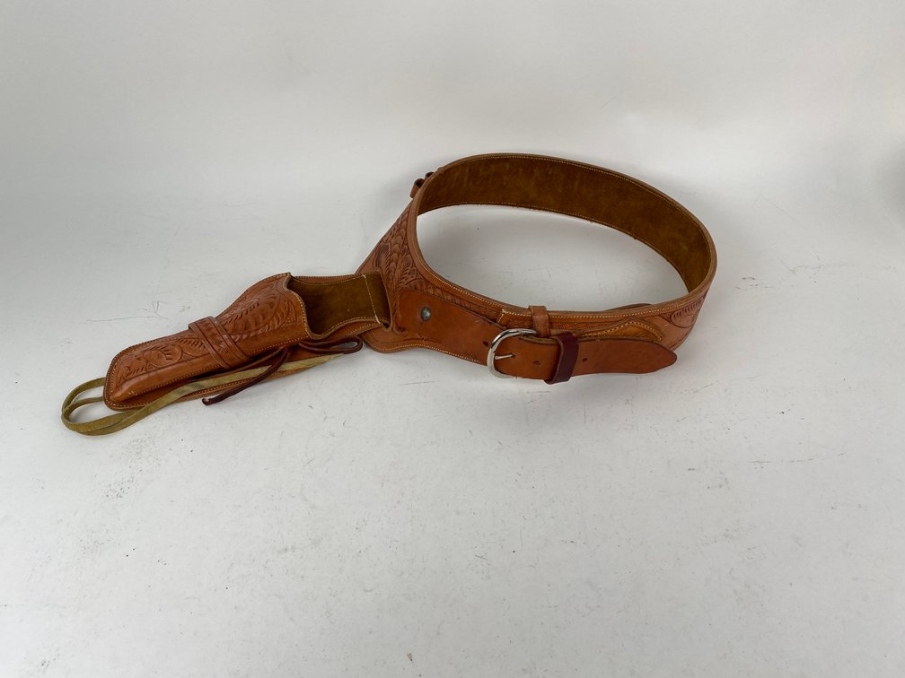 (1) Leather Gun Belt With Bullet Loops