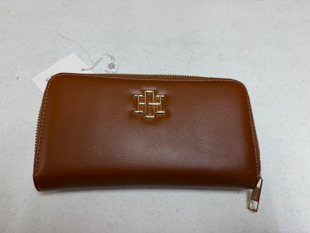 Caroline Hill wallet