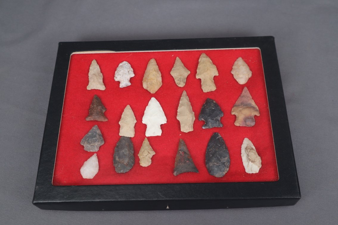 (19) Indian Arrowheads and Artifacts