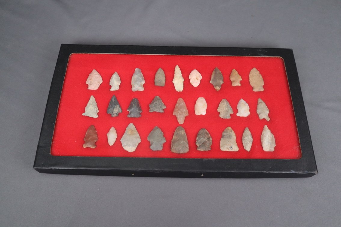 (27) Indian Arrowheads and Artifacts