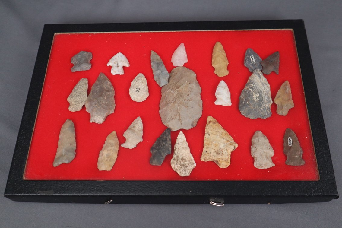 (22) Indian Arrowheads and Artifacts