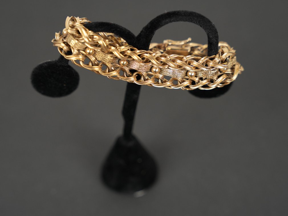 8.75" Stamped 14K Bracelet 45g Approximate Weight