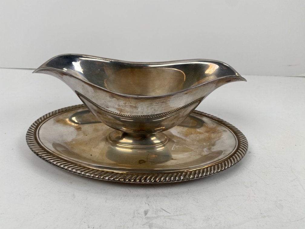 International Silver Company Castleton Gravy Boat with Attached Dish 683