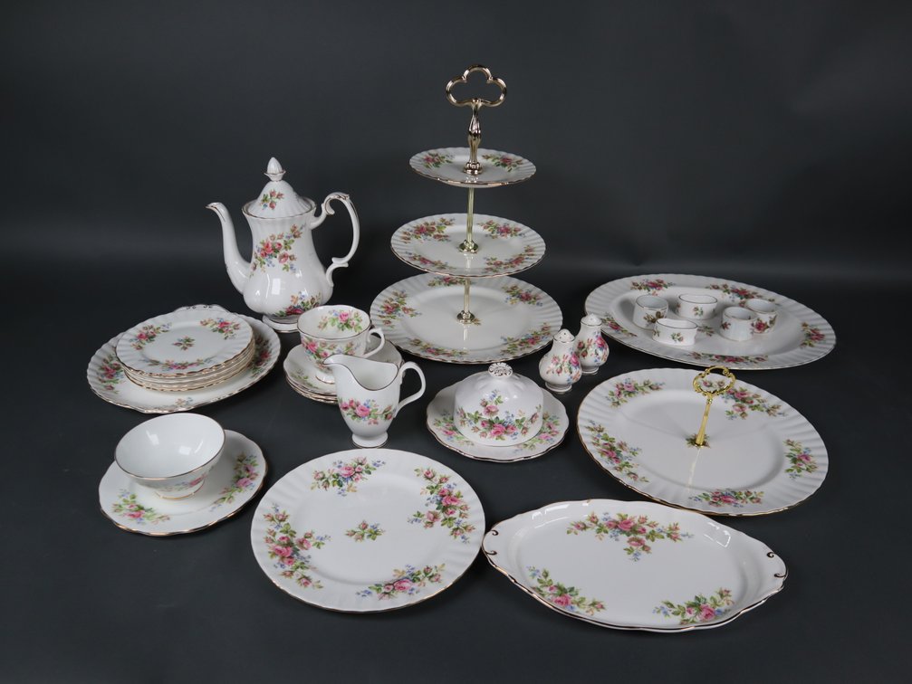 (28) Royal Albert "Moss Rose" 1956 Bone China