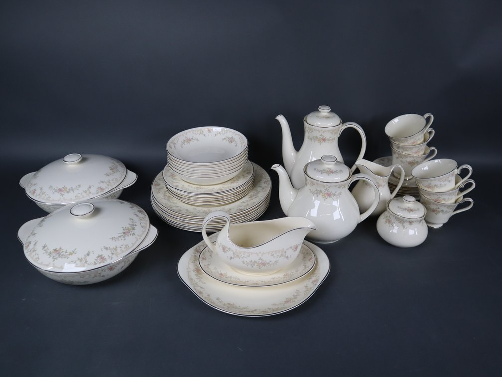 (39) Royal Doulton "Diana" 1981 English Fine Bone China