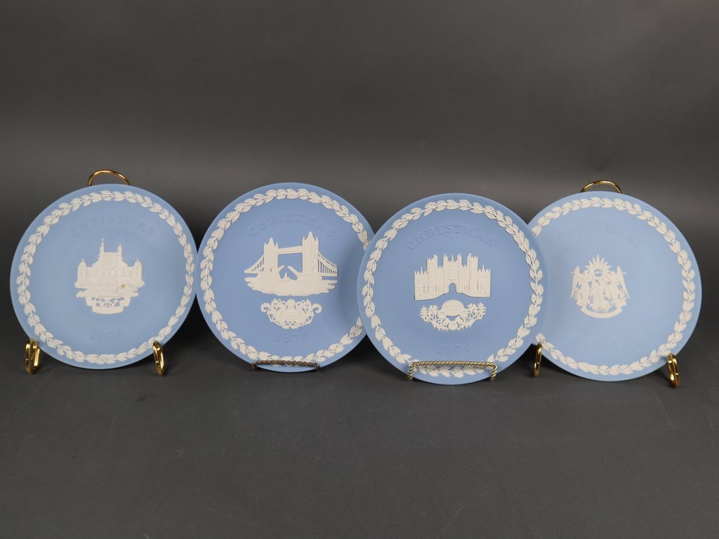 (4) Wedgewood Jasperware Christmas Decorative Plates Made in England 1975 76 88 95
