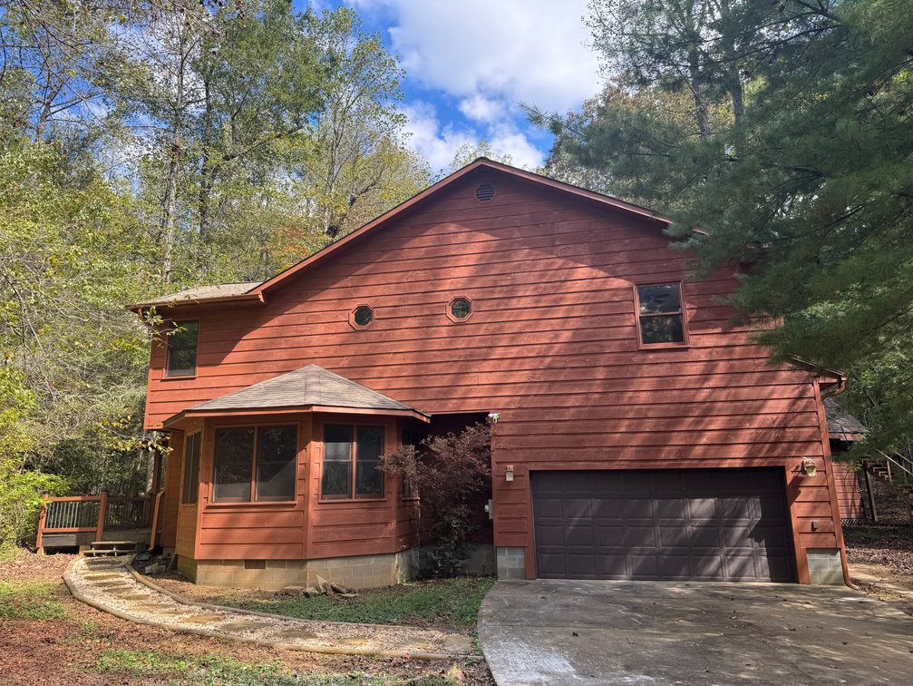 Blue Ridge Cabin Getaway – 3BR/2.5BA Mountain Home on 1.28± Acres 