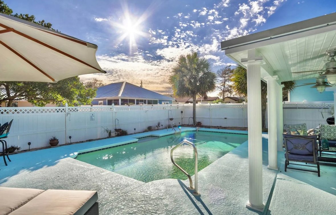 4-day Weekend Retreat at Pineapple Paradise in Panama City Beach