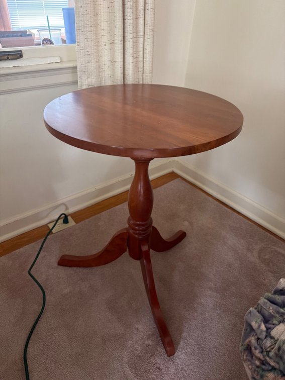 CHEERY Round pedestal table or accent table.