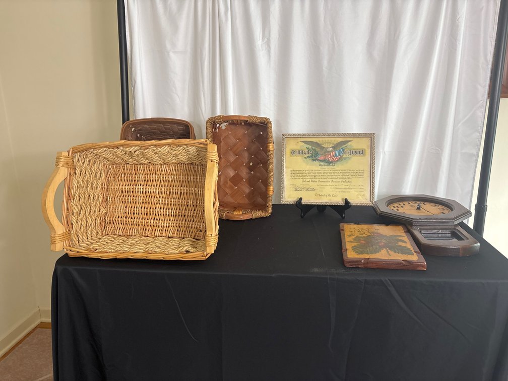 Mixed Decorative & Household Lot – Baskets, Wall Clock, Framed Certificate & Wooden Décor