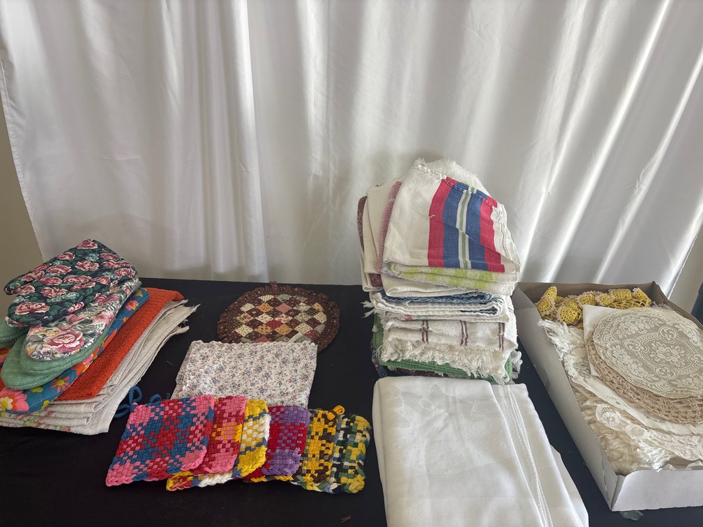 Large assortment of vintage kitchen/dining linens & textiles