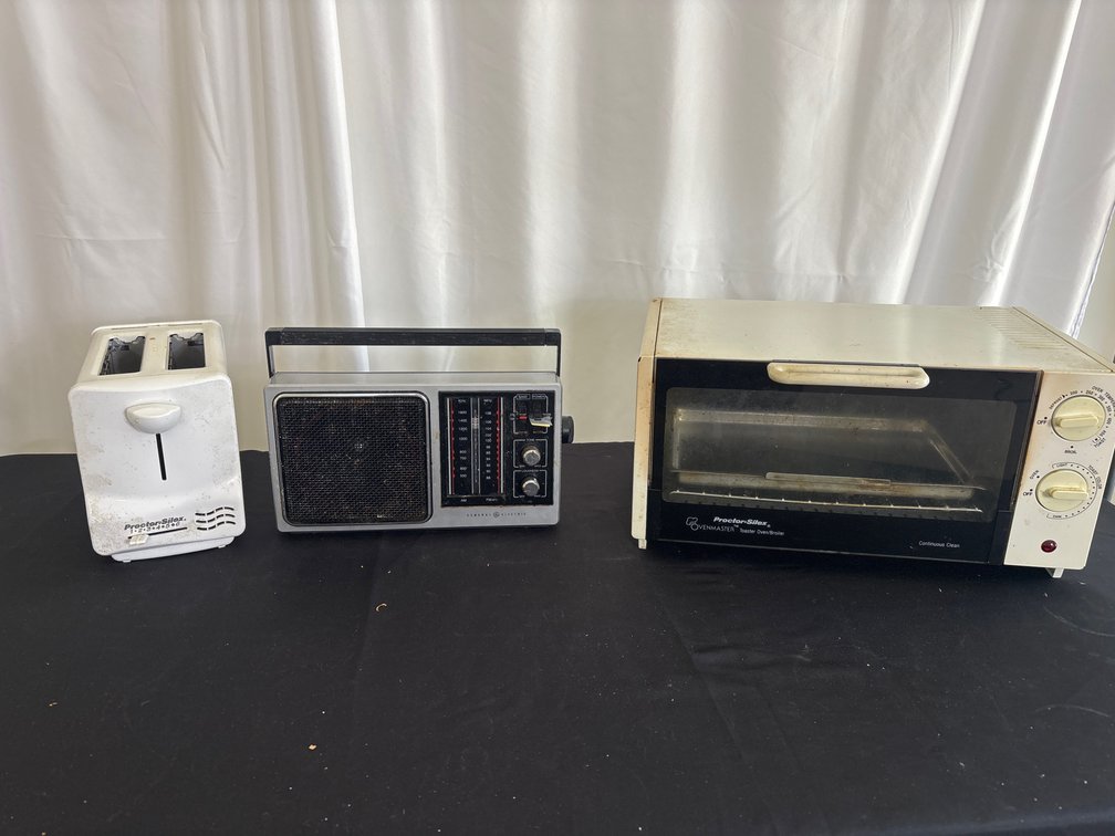 Lot of 3 Small Appliances – Toaster, Portable Radio & Toaster Oven