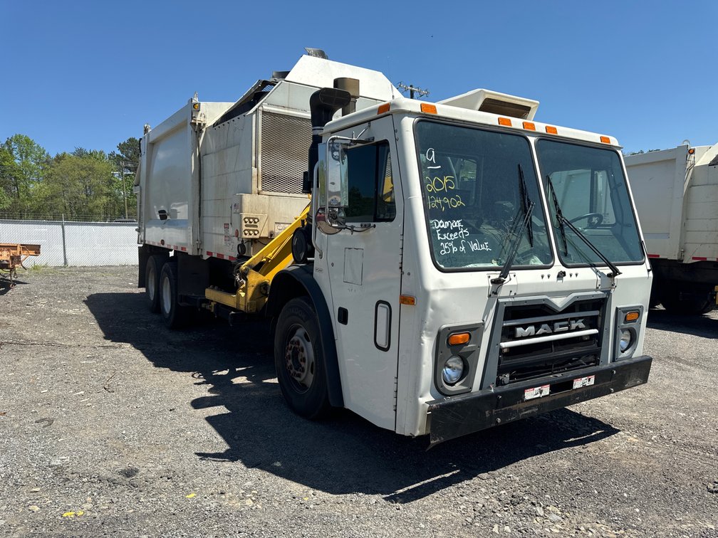 2015 MACK LEU613-SIDE LOAD GARBAGE TRUCK