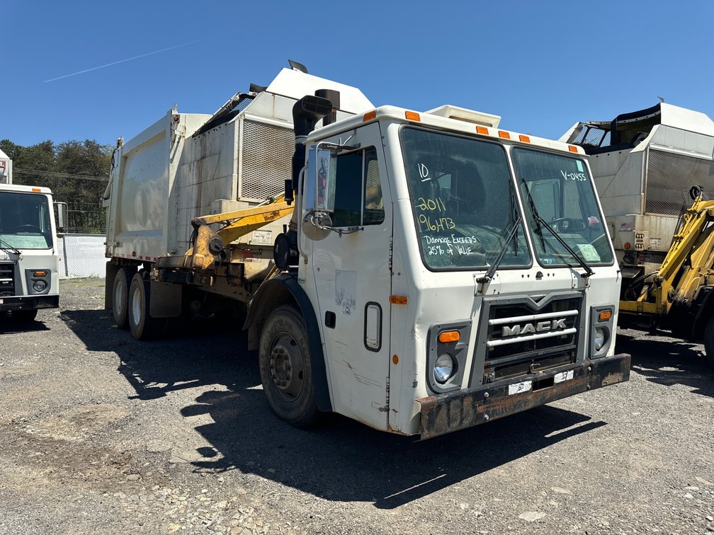 2011 MACK LEU613-SIDE LOAD GARBAGE TRUCK