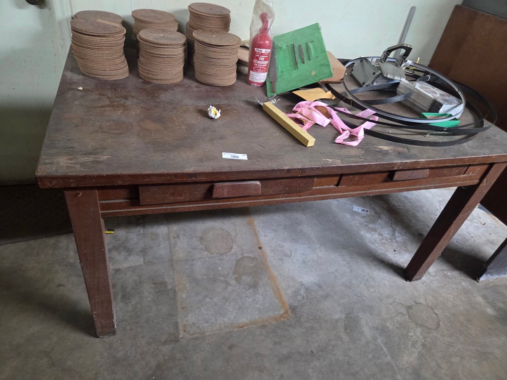 Abrasive Disc (RexCut) 175 ct. and  wooden table