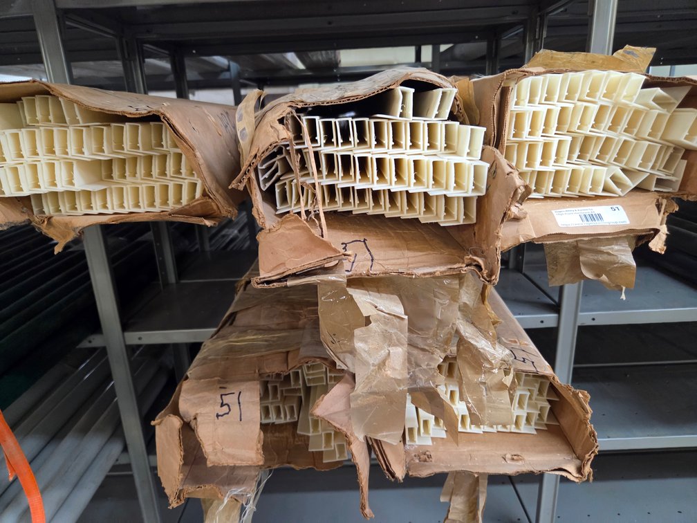 5 bundles plastic (approx 200 pc.)