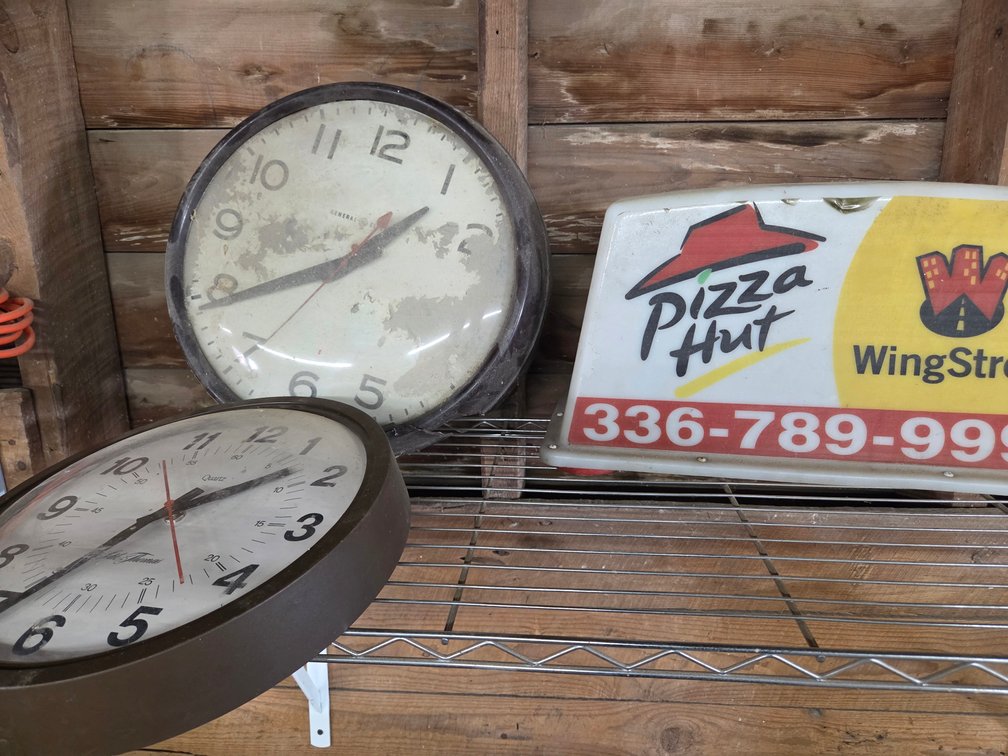 Pizza Hut car topper and two clocks,(one chipped)