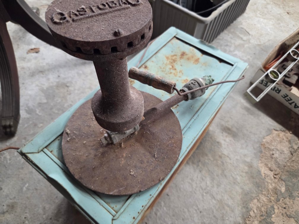 Metal box and gas burner