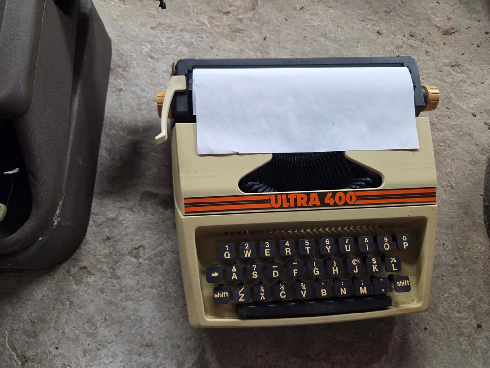 2 vintage typewriters (Smith Carona )