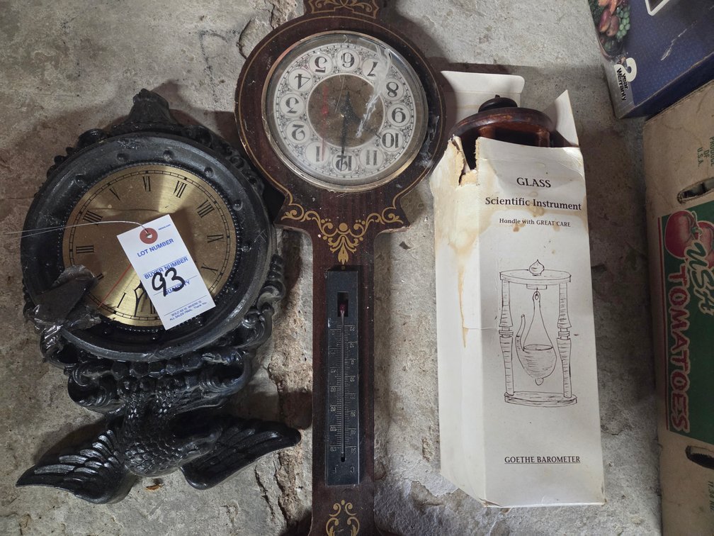 2 Wall clocks