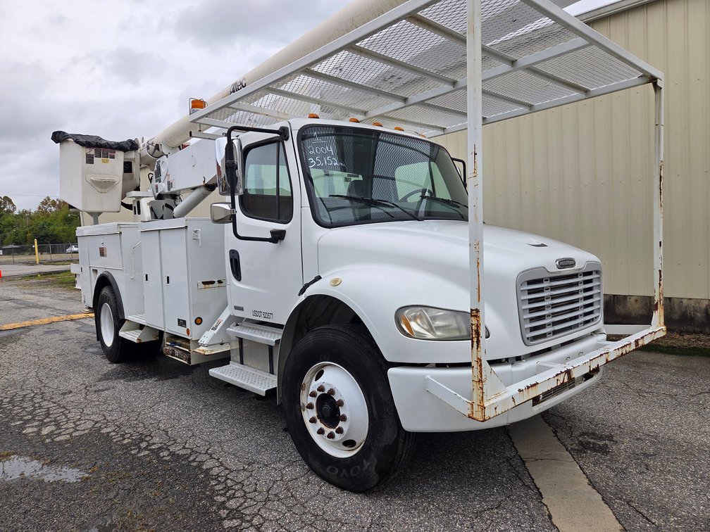 2004 Freightliner Bucket Truck / VIN: 1VACHDC04HN09591 / 35,152 miles