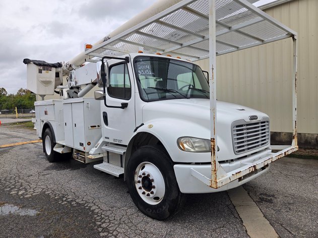2004 Freightliner Bucket Truck / VIN: 1VACHDC04HN09591 / 35,152 miles