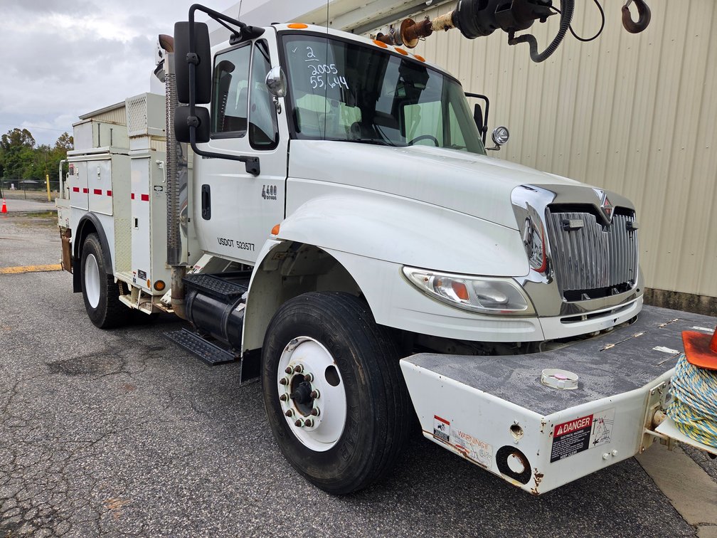 2005 International 4400 Truck - 2005 International Pole Truck / VIN: 1HTMKAAN35H167251 / 55,644 miles
