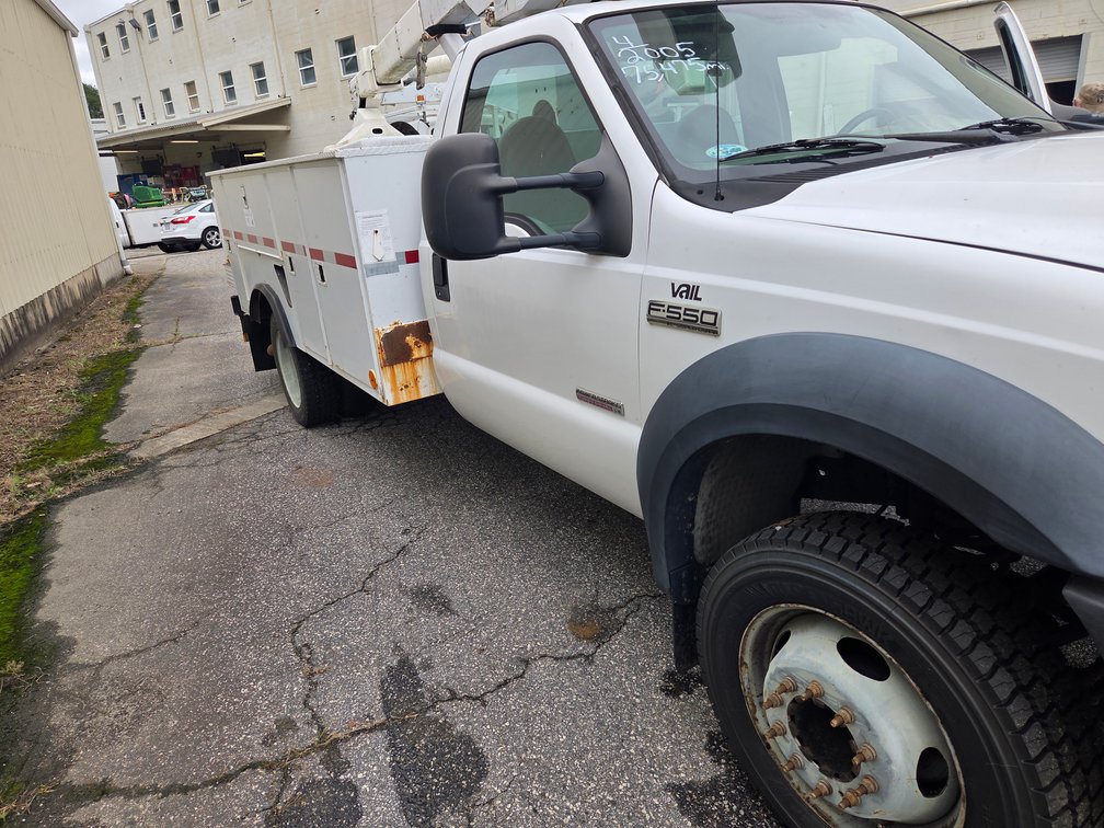 2005 F-550 Ford Small Bucket Truck / VIN: 1FDAF56P16EB42272 / 75,475 miles
