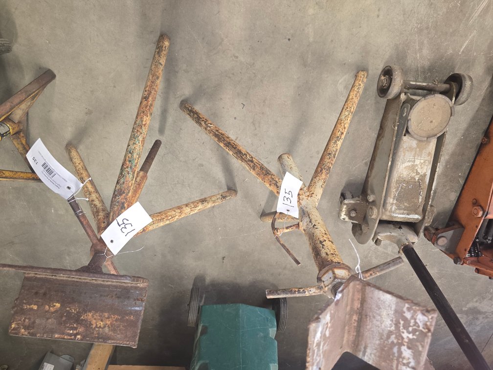 (2) pipe stands