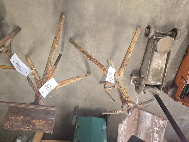 (2) pipe stands