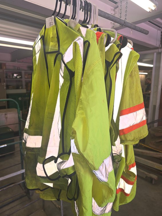(25) safery harnesses / rain coats / safety vests