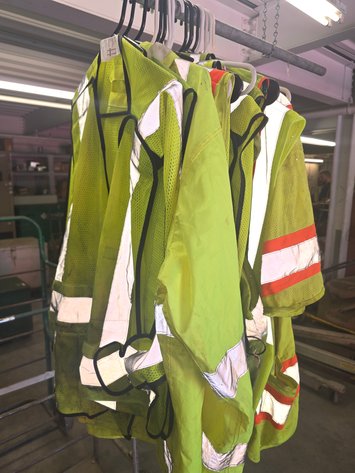 (25) safery harnesses / rain coats / safety vests