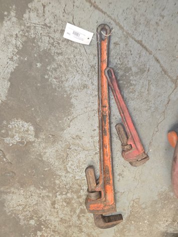 18 in pipe wrench / 36 in pipe wrench