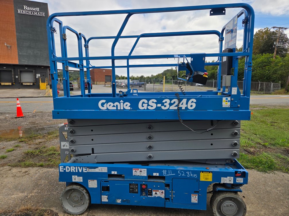 Genie G5-3246 scissor Lift / 52 hours
