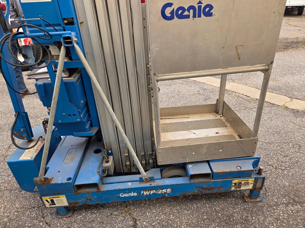 Genie portable lift / Model: TWP-255 / hours not known