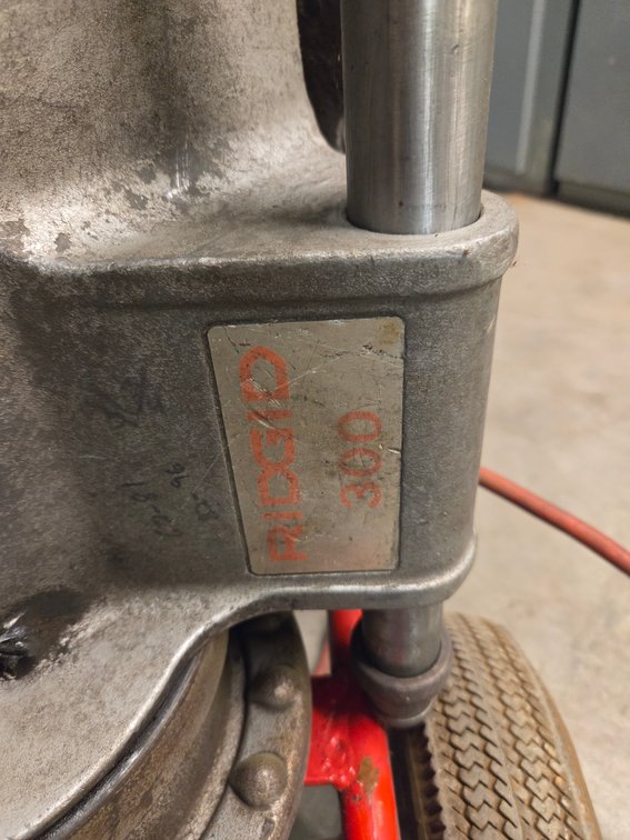 Rigid 300 pipe threader with hand truck