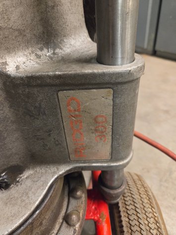 Rigid 300 pipe threader with hand truck