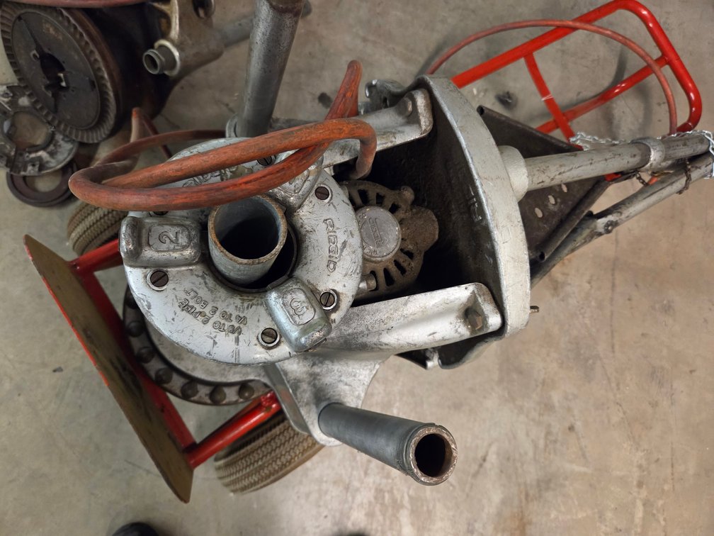 Rigid 300 pipe threader with hand truck