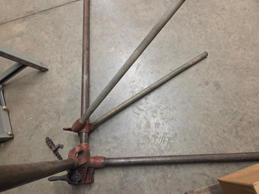 Rigid chain pipe vice