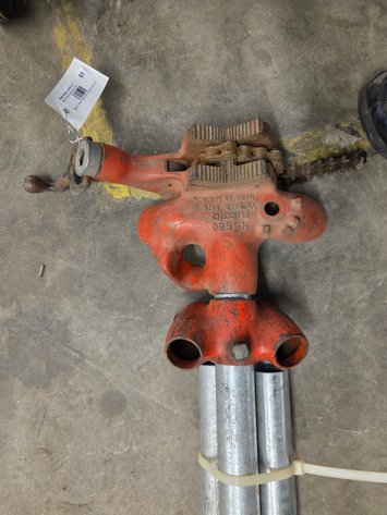 Rigid chain pipe vice with stand