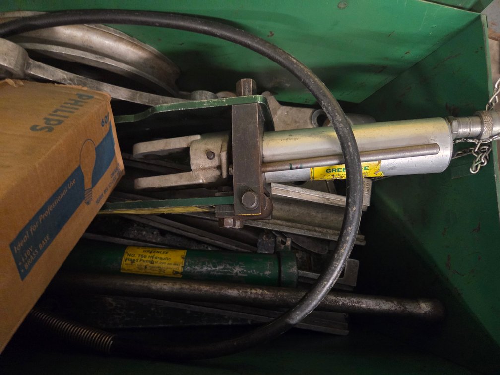 Greenlee 882 series hydraulic bender for 1 1/4", 1 1/2", & 2" conduit