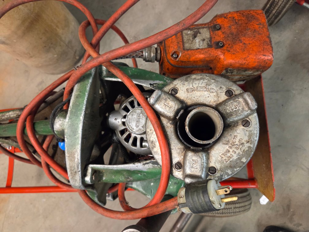 Rigid 300 pipe threader with hand truck