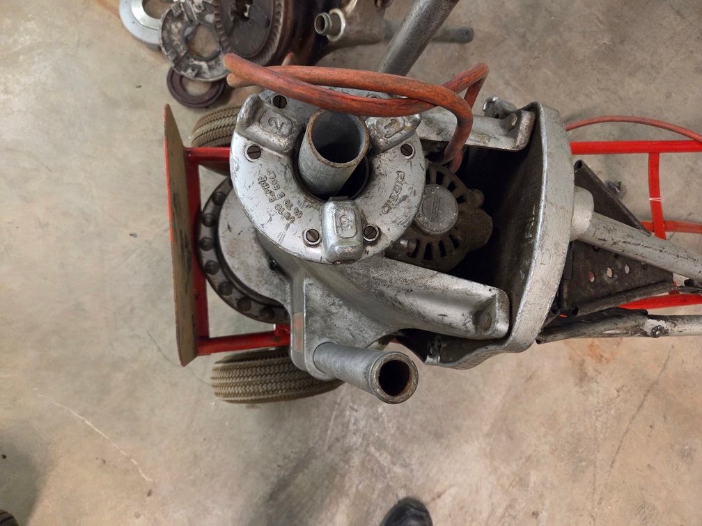 Rigid 300 pipe threader with hand truck
